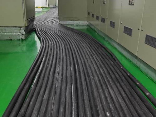 浉河如何根据理论计算公式计算温度对特定电压测量结果的影响？