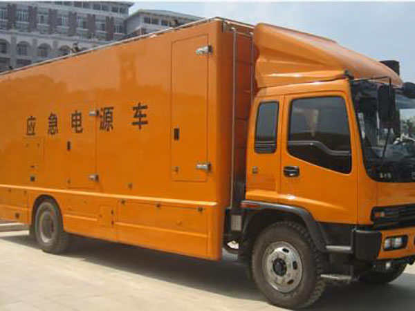 浉河冬季柴油发电机启动前，如何检查燃油系统中的积水？